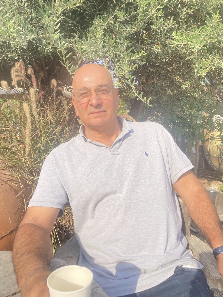 אשר רומאנו — בעל העסק, טכנאי תריסים ומנועים מזה למעלה מ-30 שנה